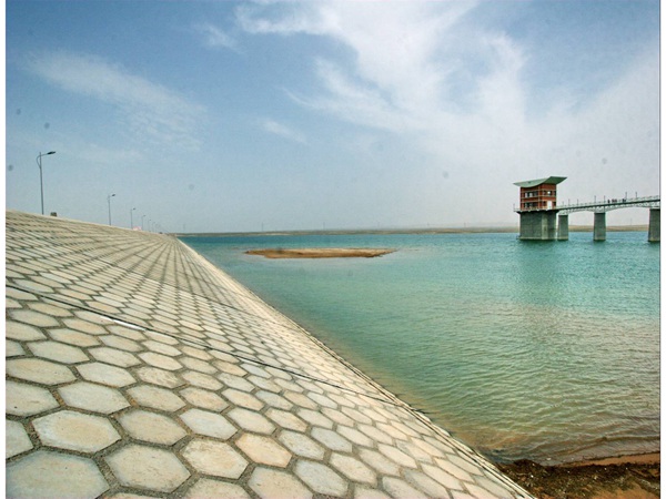 11.水库坝面近景